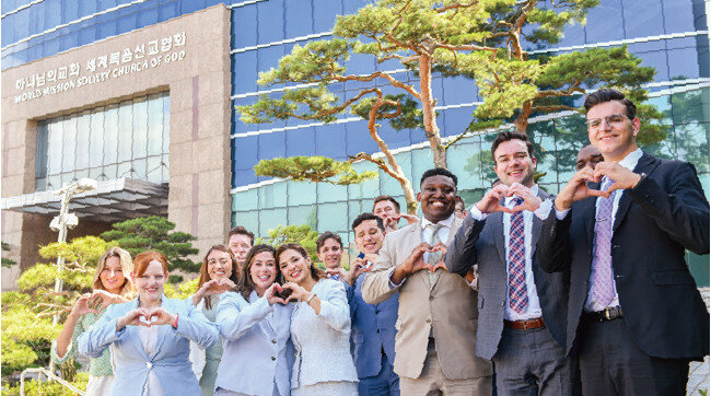 경기 성남의 새예루살렘 판교성전에서 포럼을 마친 대학생들이 손하트를 만들어 보였다.