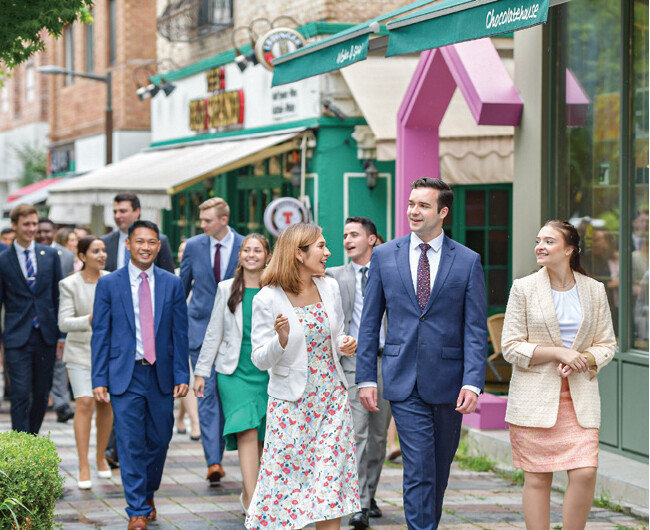 분당 백현동카페문화거리를 거닐며 담소를 나누는 방문단.