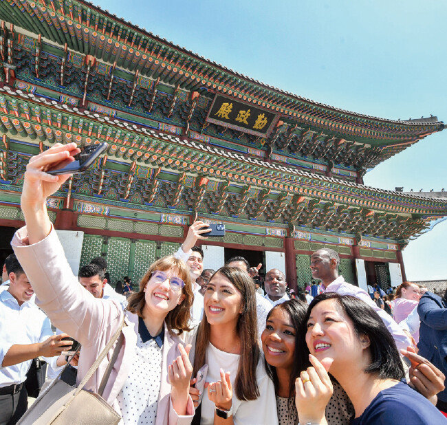 경복궁 근정전을 관람한 각국 청년들. 조선시대 법도와 예절, 문화를 돌아보며 한국에 한 발짝 더 다가섰다.
