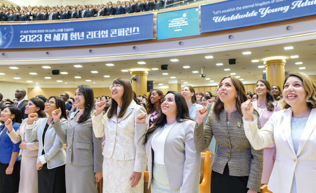 ‘2023 전 세계 청년 리더십 콘퍼런스’에서 지속 가능한 미래를 위한 결의를 다지는 76차 방문단.