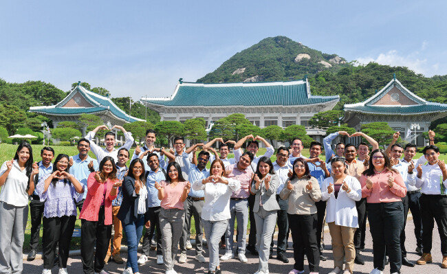 남미권 청년들이 청와대를 방문했다. 본관과 영빈관, 대통령 관저, 상춘재 등을 견학하며 리더의 덕목과 마음가짐을 되새겼다.