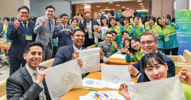 ‘ASEZ WAO 글로벌 포럼’에서 참가자들이 개인 손수건을 만들며 환경보호 실천의지를 고취했다. ASEZ WAO는 하나님의 교회 직장인청년봉사단이다.