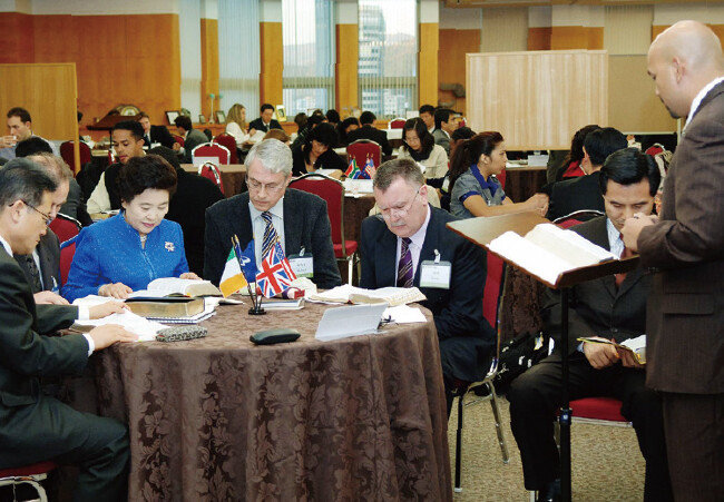 북미·유럽 등지에서 온 36차 방문단이 WMC 홀리퀸홀에서 성경 공부를 하고 있다.