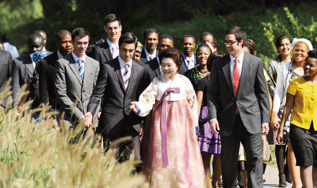 수도권의 명소 율동공원을 돌아보며 정다운 시간을 보내는 54차 방문단.