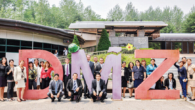 유럽·중남미에서 방한한 52차 방문단이 파주 임진각 DMZ 전시관과 도라산전망대 등을 탐방하며 평화를 염원했다.