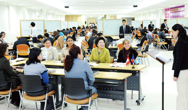경기 용인에 소재한 하나님의 교회 동백연수원에서 성경 발표를 하는 북미·중남미권 56차 방문단.