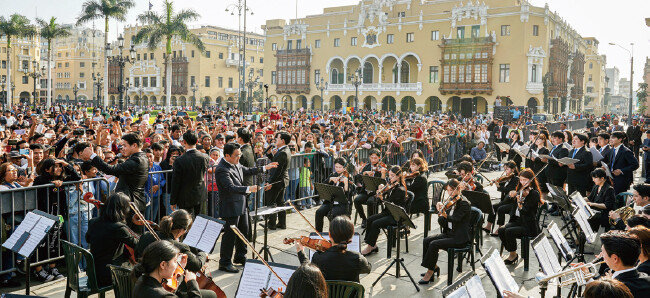 대통령궁 앞 광장에서 개최된 연주회(사진)를 비롯해, 이번 페루 순회 연주회는 현지 국민들에게 희망을 북돋았다.