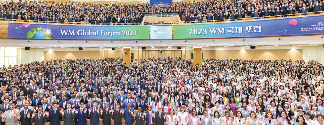 인종, 국가, 언어, 문화를 초월한 세계 각국 청년들이 ‘2023 전 세계 청년 리더십 콘퍼런스’를 통해 갈등과 경쟁이 아닌 화합하고 협력하는 상생의 리더십을 함양했다. 너와 내가 아닌 ‘우리’라는 지구촌 공동체의식을 증진하는 이들에게서 글로벌 리더의 면모를 엿볼 수 있다.