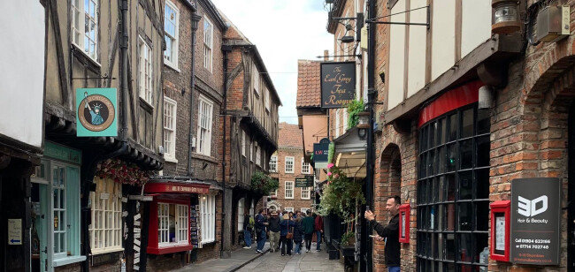 영화 ‘해리포터’ 촬영지로 유명한 영국 요크의 ‘섐블스(The Shambles)’의 좁은 골목길은 전 세계에서 온 관광객들로 붐빈다. [박진배]