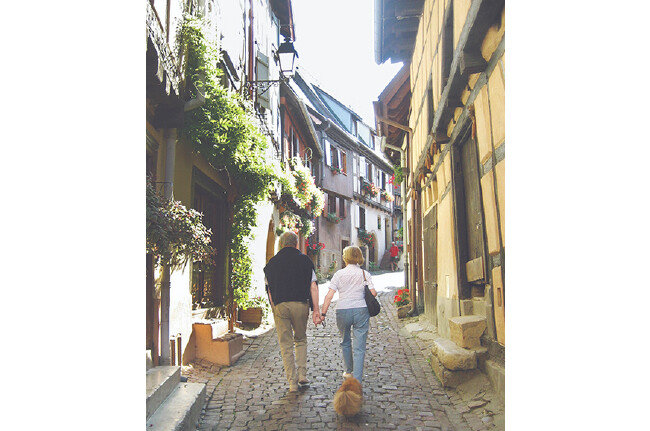 프랑스 알자스 지방 에귀샤임 거리. 소소한 풍경을 간직하고 있는 골목길이 관광객을 불러들이고 있다. 골목길에선 천천히 조용하게 모든 것을 음미하며 걸어야 한다. [박진배]