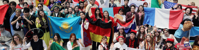 외국에서 온 이주민이 늘어나며 한국은 점차 다문화국가로 변모하고 있다. 사진은 4월 28일 서울 동대문구 한국외대에서 열린 문화 엑스포에서 각국 전통복장을 입은 한국외대 한국어문화교육원 외국인 학생들이 기념촬영을 하는 모습. [뉴스1]