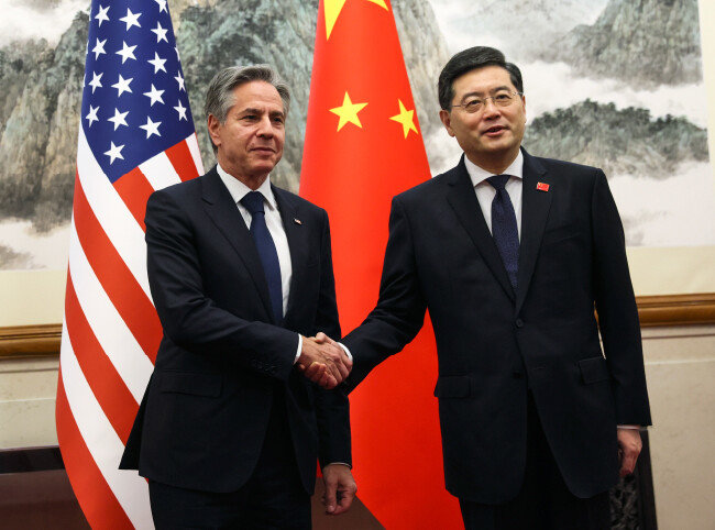 6월 18일 중국 베이징 댜오위타이 국빈관에서 토니 블링컨 미국 국무장관(왼쪽)과 친강 중국 외교부장이 악수하고 있다. 회담 직후 블링컨 장관은 “미·중의 건전하고 강한 경제 교류는 양국 모두에 이익이 된다”며 미국이 디커플링이 아닌 디리스킹과 다양화를 추구하고 있음을 밝혔다. [AP/뉴시스]