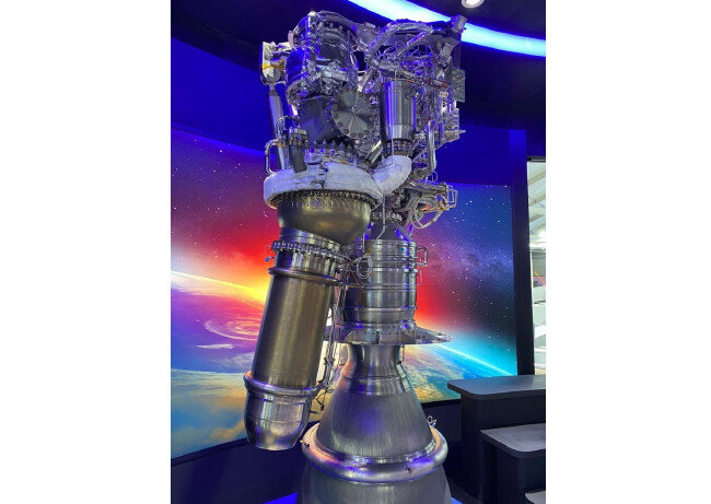 2021년 10월 경기 성남시 서울공항에서 열린 ‘ADEX 2021’에서 한국형 발사체 누리호의 핵심 장치인 75t 액체로켓 엔진이 전시돼 있다. 한화에어로스페이스가 사업 초기 단계부터 엔진·터보펌프·시험설비 구축 등에 참여했다. [뉴스1]