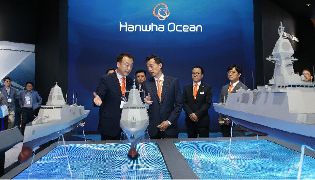 6월 7일 부산 해운대구 벡스코에서 열린 국제해양방위산업전 한화오션 부스에서 김동관 한화그룹 부회장(앞줄 오른쪽)이 전시된 수상함 모형을 둘러보며 설명을 듣고 있다. [한화오션]