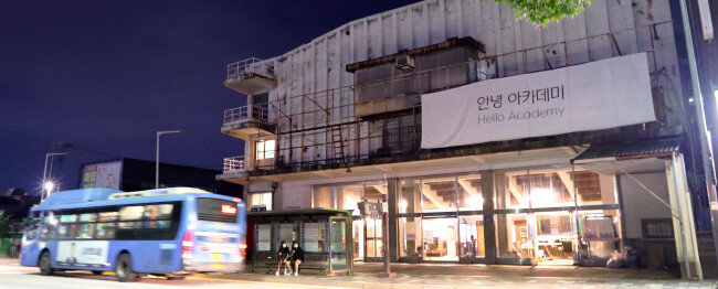 강원 원주시 아카데미극장. 2006년 문을 닫은 이후 영화관으로서의 기능은 멈췄지만 내부에는 객석과 영사실, 매표구 등 옛 시설이 양호한 상태로 남아 있다. [원주 아카데미극장 보존추진위원회]