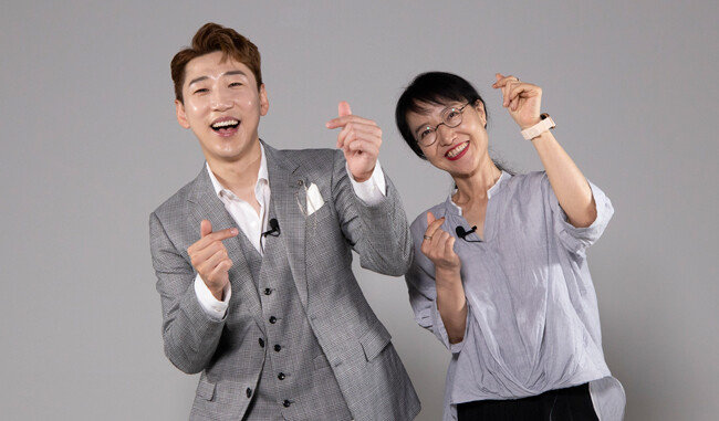 유튜브 매거진동아의 ‘김지영의 트롯토피아’ 시리즈에 출연한 개가수(개그맨+가수) 영기(왼쪽). [조영철 기자]