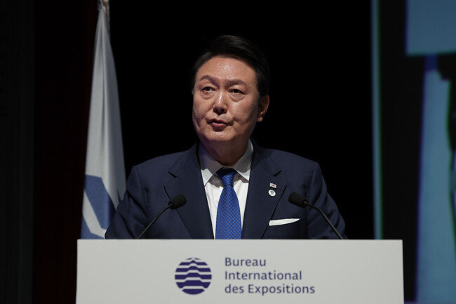 2030 세계박람회 부산 유치 활동 지원을 위해 프랑스를 방문한 윤석열 대통령이 6월 20일(현지시간) 파리 이시레몰리노에서 열린 제172차 국제박람회기구(BIE) 총회에서 4차 경쟁 프레젠테이션(PT)을 하고 있다.. [뉴시스]