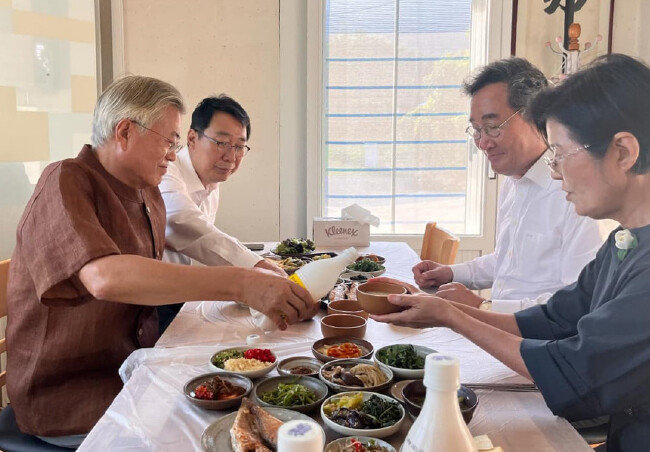 문재인 전 대통령이 7월 6일 경남 양산시 평산마을을 찾은 이낙연 전 민주당 대표 부부와 함께 만찬을 하고 있다. [뉴시스]