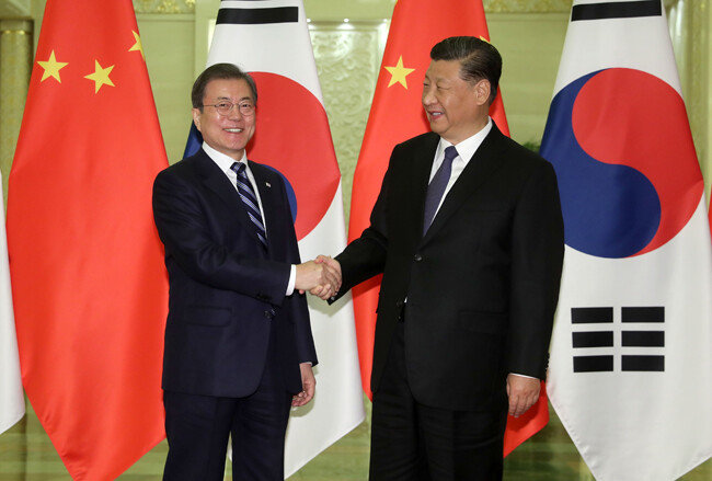문재인 대통령이 2019년 12월 23일 중국 베이징 인민대회당에서 시진핑 국가주석과 정상회담에 앞서 기념촬영하고 있다. [동아DB]