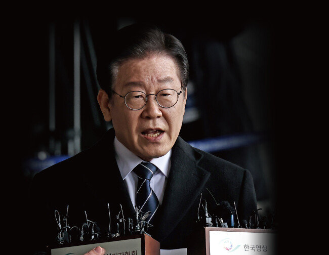 이재명 더불어민주당 대표가 대장동·위례신도시 개발비리 연루 혐의와 관련해 2월 10일 서울 서초구 서울중앙지검으로 2차 출석하며 입장문을 읽고 있다. [동아DB]