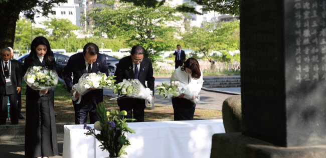 윤석열 대통령과 부인 김건희 여사, 기시다 후미오 일본 총리(오른쪽)와 부인 기시다 유코 여사가 5월 21일 일본 히로시마 평화기념공원 내 한국인 원폭 희생자 위령비를 찾아 참배하고 있다. [최혁중 동아일보 기자]