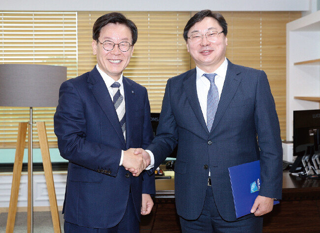 2018년 7월 10일 이화영 경기도 평화부지사가 이재명 경기도지사로부터 임명장을 받고 기념촬영을 하고 있다. [경기도]