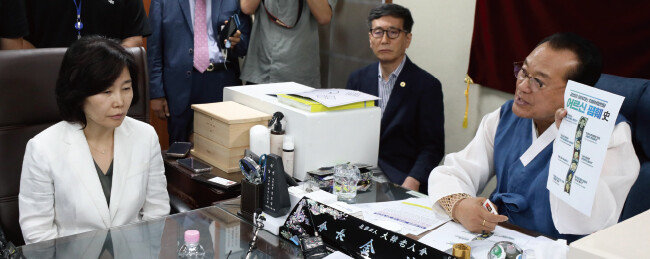 8월 3일 김은경 더불어민주당 혁신위원장(왼쪽)이 서울 용산구 대한노인회 중앙회를 방문해 사과한 후 면담하고 있다. [뉴시스]