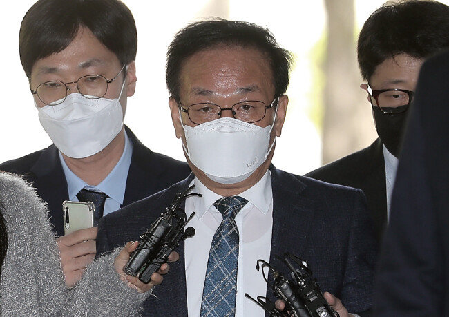 백현동 개발사업 특혜 의혹 로비스트로 지목된 김인섭 전 한국하우징기술 대표가 4월 14일 서울 서초구 서울중앙지방법원에서 구속 전 피의자 심문에 출석하고 있다. [뉴시스]
