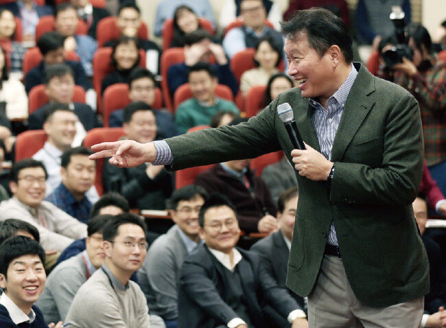 2019년 10월 최태원 SK그룹 회장이 구성원들과의 ‘행복 토크’에서 실천 방안에 대해 토론하고 있다. 2019년 1월 시작한 최 회장과 구성원들과의 만남 ‘행복 토크’는 1년 만에 100회를 달성했다. [SK㈜]