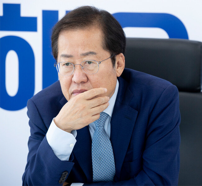 2021년 9월 8일 ‘신동아’와 인터뷰 중에 생각에 잠긴 홍준표 당시 국민의힘 대선 경선후보. [지호영 기자]