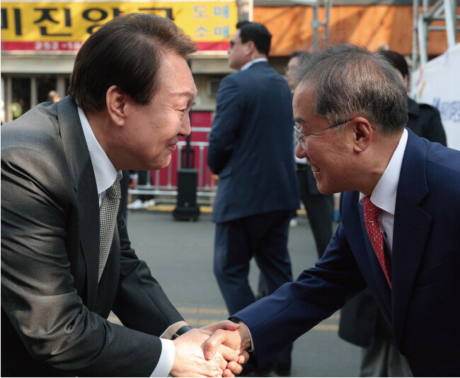 서문시장 100주년 기념식에 참석하기 위해 4월 1일 대구를 방문한 윤석열 대통령이 홍준표 대구시장과 인사하고 있다. [대통령실사진기자단]