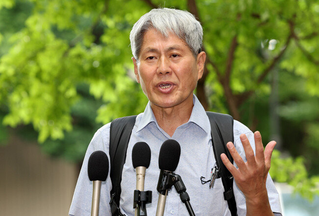 신학림 전 언론노조 위원장이 1일 오후 경기 고양시 일산서구에 위치한 자택 인근에서 검찰 압수수색과 관련해 기자회견을 하고 있다. 서울중앙지검 반부패수사3부는 이날 화천대유자산관리 대주주 김만배 씨와 허위 인터뷰를 진행하고 억대 금품을 수수한 혐의를 받는 신 전 위원장 자택과 사무실을 압수수색했다. [뉴스1]