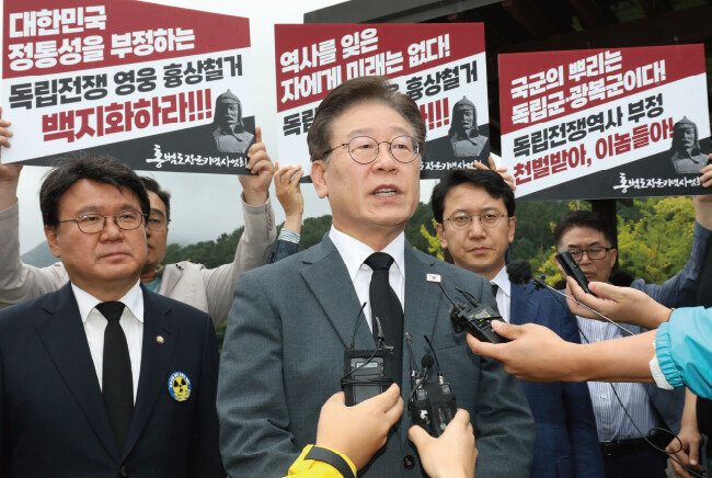 8월 29일 이재명 더불어민주당 대표가 대전 유성구 국립대전현충원 독립유공자 3묘역 내 홍범도 장군 묘역을 찾아 참배를 마치고 취재진 질문에 답하고 있다. [뉴스1]