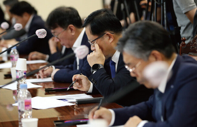 8월 17일 서울 중구 은행연합회관에서 열린 ‘내부통제 강화 등을 위한 은행장 간담회’에서 참석한 은행장들이 자료를 살피고 있다. 뉴스1