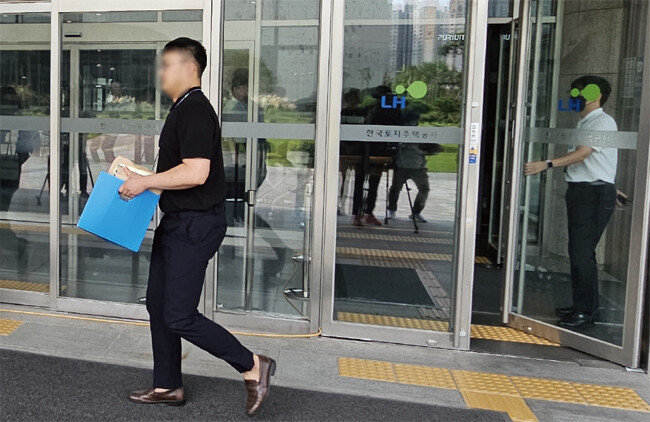 8월 16일 광주경찰청 반부패경제범죄수사대가 경남 진주시 LH 본사에 대한 압수수색을 마친 후 압수품이 든 상자를 옮기고 있다. [뉴스1]