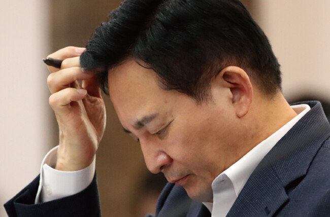 8월 27일 정부서울청사에서 열린 ‘검단아파트 사고 및 GS건설현장 점검결과 회의’에서 원희룡 국토교통부 장관이 자료를 살펴보고 있다. 이날 원 장관은 GS건설에 대해 10개월 영업정지를 추진하겠다고 발표했다. [뉴스1]