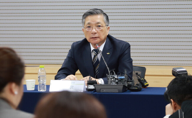 8월 11일 서울 강남구 LH 서울지역본부에서 열린 긴급 기자회견에서 이한준 한국토지주택공사(LH) 사장이 발언하고 있다. 이날 이 사장은 부실 시공 사태의 책임으로 임원 전원에게 사직서를 받았다고 발표하며 본인의 거취는 임명권자의 뜻에 따르겠다고 했다. [뉴스1]