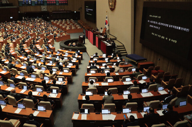 수도권 인구가 크게 늘면서 국민을 대표하는 국회 의석수도 수도권에 집중돼 있다. [동아DB]