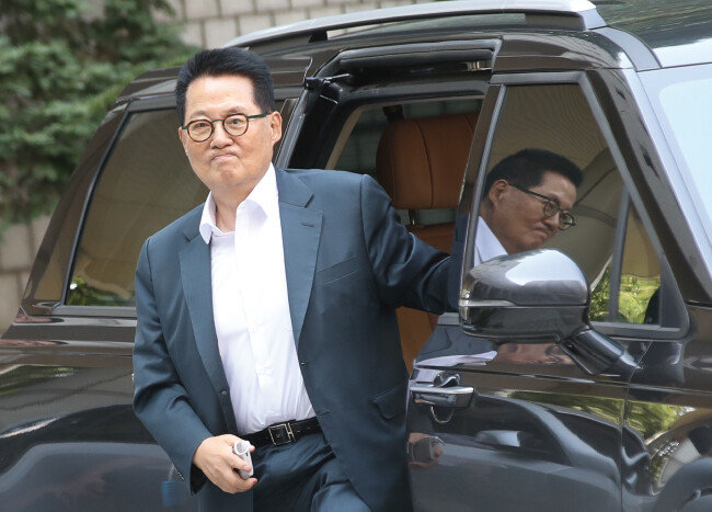 박지원 전 국가정보원장이 ‘서해피격’ 직권남용권리행사방해 등 공판에 출석하기 위해 9월 1일 서울 서초구 서울중앙지방법원에 도착해 차에서 내리고 있다. [뉴스1]