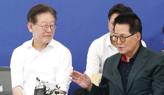 9월 6일 박지원 전 국가정보원장이 이재명 더불어민주당 대표가 단식투쟁을 하는 국회 본청 앞 천막을 찾았다. [뉴스1]