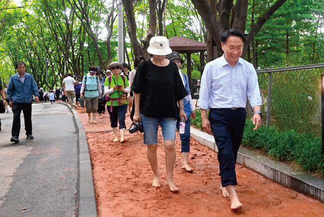서울 서대문구가 안산에 설치한 황톳길. [서대문구청]