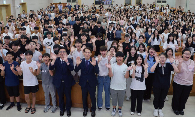 8월 20일 ‘울산북구 하나님의 교회’에서 열린 인성교육 현장. 강의를 마친 이상선 울산교육청 학교폭력심의위원(첫 줄 왼쪽에서 다섯 번째)과 학생·학부모들이 손을 흔들고 있다. [하나님의 교회]