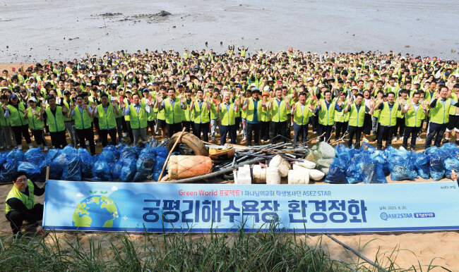 경기권 하나님의 교회 학생들이 경기 화성시 궁평리해수욕장에서 환경 정화 활동을 했다. [하나님의 교회]
