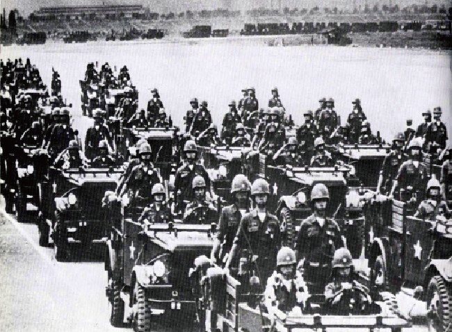 1965년 10월 22일 서울 여의도광장에서 월남으로 파병되는 맹호부대가 행진하고 있다. 박정희 당시 대통령은 월남 파병을 조건으로 미국으로부터 경제·안보 지원을 얻어냈다. [동아DB]