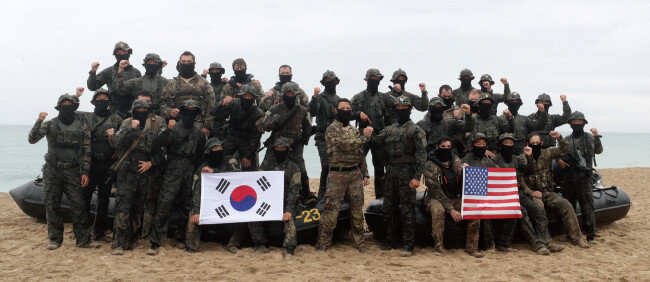 8월 28일 강원 양양군 해상침투전술훈련장에서 육군특수전사령부, 주한미특수작전사령부 장병들이 연합 해상침투 훈련을 마치고 기념 촬영하고 있다. [뉴스1]