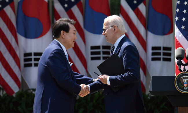 4월 26일(현지 시간) 미국 워싱턴 백악관 로즈가든에서 윤석열 대통령과 조 바이든 미국 대통령이 한미 정상회담 공동 기자회견을 마친 후 악수하고 있다. [뉴스1]