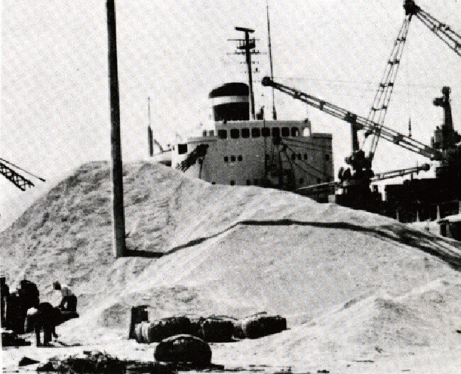 1950년대 초 인천부두에 미국산 밀이 수북하게 쌓여 있다. 광복 후 6·25전쟁을 거치며 한국은 미국의 원조와 융자에 경제를 의존했다. 미국의 원조 물품은 대개 밀가루·설탕·면화에 집중됐다. [동아DB]