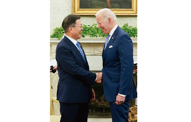 2021년 5월 21일 워싱턴 백악관에서 열린 한미정상회담에서 문재인 당시 대통령과 조 바이든 미국 대통령이 웃으며 자리로 향하고 있다. 이날 삼성·SK·현대차·LG 한국 4대 기업은 미국에 44조 원 투자를 약속했고, 바이든 대통령은 감사를 표했다. [뉴스1]