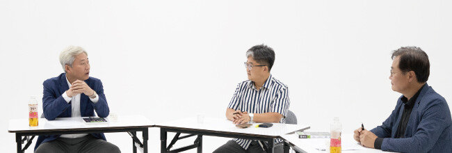 이용준 세종연구소 이사장(오른쪽)과 김근식 경남대 정치외교학과 교수(왼쪽) 모두 한미일 3국 협력은 불가피한 선택이라고 말했다. [지호영 기자]