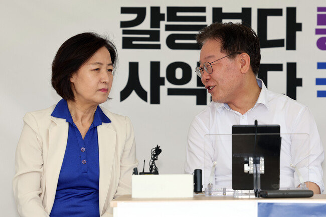 9월 3일 이재명 더불어민주당 당대표가 서울 여의도 국회 본청 앞 단식 농성장에서 추미애 전 법무부 장관과 대화를 나누고 있다. [뉴스1]